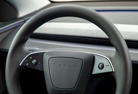  Tesla Model Y Struggles in India as Discounts Fail to Clear Stock