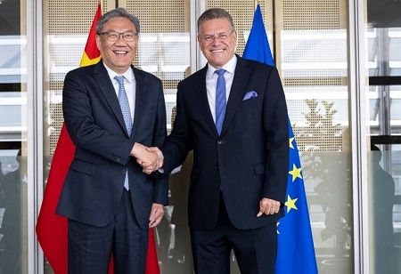  China & EU Dialogue Aims to Ease Trade Strains and Strengthen Ties