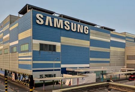  Samsung Shares Slide 8% as Record Payout Plan Disappoints Investors