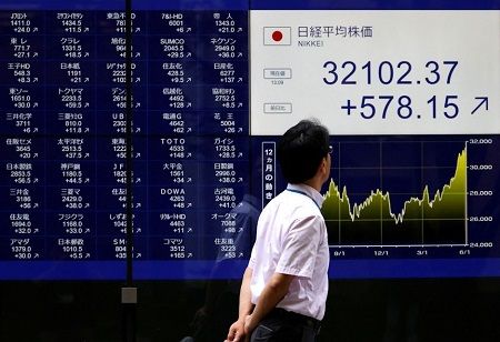  Japan Slips to Third Among Global Creditors Despite Record Assets